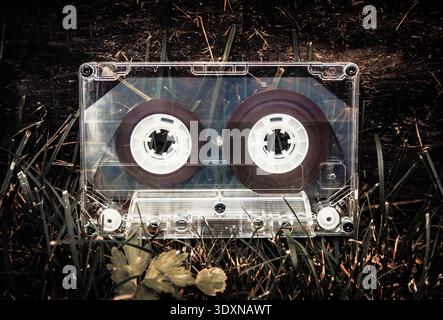 Vignettatura della vecchia cassetta audio sul primo piano dello sfondo Grunge Foto Stock
