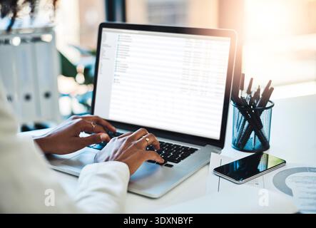 Mani, donna o digitazione sullo schermo di un notebook in ufficio per la registrazione dei dati, la rendicontazione finanziaria e la revisione. Espositore contabile, dipendente e tecnico per Foto Stock