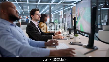 Il team di ingegneri e architetti diversificato utilizza il software BIM 3D per la progettazione di edifici e la modellazione di sistemi HVAC Foto Stock