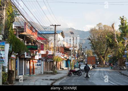 Pokhara, strada principale in Nepal. Foto Stock