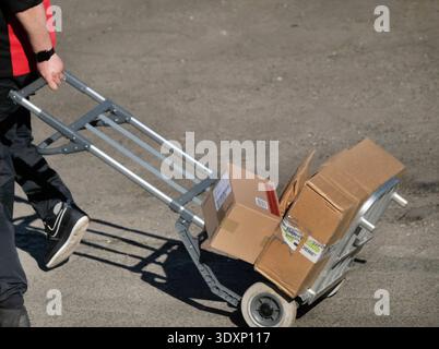 DHL Paketfahrer bei der Auslieferung. DHL *** corriere DHL consegna DHL Foto Stock