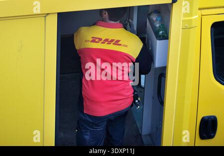 DHL Paketfahrer bei der Auslieferung. DHL *** corriere DHL consegna DHL Foto Stock