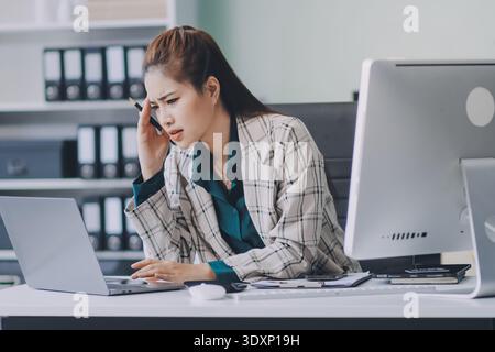 Dolore, mal di testa e stressato responsabile finanziario sentirsi malato, stanco e preoccupato per un problema finanziario alla sua società di startup. Giovane e frustrato pro Foto Stock