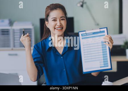 Giovane donna d'affari asiatica che fa la presentazione Foto Stock