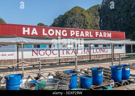 Il cartello alla ha Long Pearl Farm nella Baia di ha Long, Vietnam. Foto Stock