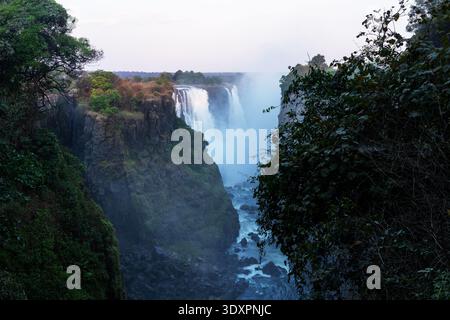 Grandi e maestose Cascate Vittoria che scorrono durante un tramonto in una serata primaverile nello Zimbabwe nell'Africa meridionale Foto Stock