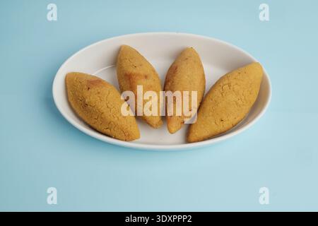 Quattro antipasti fritti Golden Kibbeh serviti su un piatto bianco Foto Stock