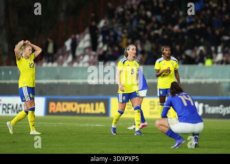 Le giocatrici svedesi celebrano la vittoria durante le qualificazioni ai Mondiali di calcio femminile 2027 - partita UEFA tra Italia e Svezia allo stadio Oreste Granillo di Reggio Calabria (Italia), 3 marzo 2026. Foto Stock