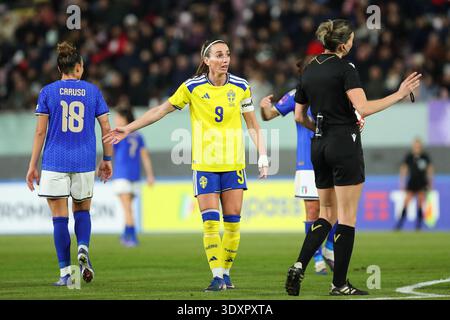 Kosovare Asllani di Svezia gesti durante le qualificazioni ai Mondiali di calcio femminile 2027 - partita UEFA tra Italia e Svezia allo stadio Oreste Granillo di Reggio Calabria (Italia), 3 marzo 2026. Foto Stock