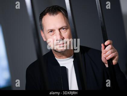 Berlino, Germania. 3 marzo 2026. L'autore Sebastian Fitzek a margine di un'intervista al dpa. Crediti: Britta Pedersen/dpa/Alamy Live News Foto Stock