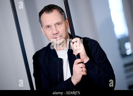 Berlino, Germania. 3 marzo 2026. L'autore Sebastian Fitzek a margine di un'intervista al dpa. Crediti: Britta Pedersen/dpa/Alamy Live News Foto Stock