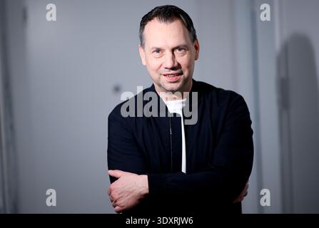 Berlino, Germania. 3 marzo 2026. L'autore Sebastian Fitzek a margine di un'intervista al dpa. Crediti: Britta Pedersen/dpa/Alamy Live News Foto Stock