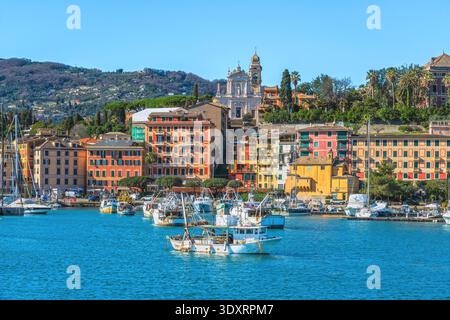 Vista panoramica del porto di Santa Margherita Ligure. Barche da pesca tradizionali, colorati edifici storici e la chiesa sulla collina, Liguria, Ita Foto Stock