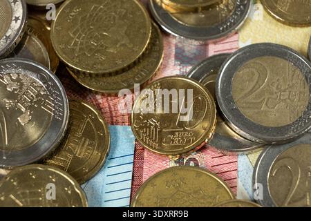 Concetto di risparmio e risparmio con Euro Change Foto Stock