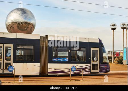 Tram che passa davanti alla Giant Mirror Ball sulla Blackpool Promenade, Regno Unito Foto Stock
