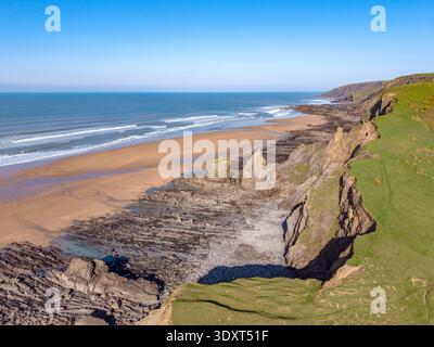 Spettacolare passeggiata sulla scogliera del sud-ovest del Regno Unito a Sandymouth Bay vicino a Bude Foto Stock