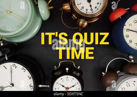 È il testo dell'ora del quiz con sveglia su sfondo nero Foto Stock