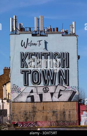 Londra, Regno Unito - 2 marzo 2026: Benvenuti al murale di Kentish Town a Londra, Regno Unito. Foto Stock