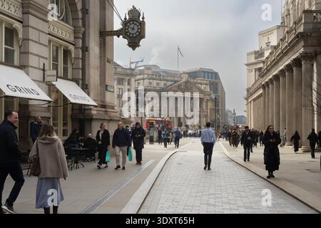 La gente passa davanti al Royal Exchange in Threadneedle Street, Londra, vicino all'iconico orologio. Foto Stock