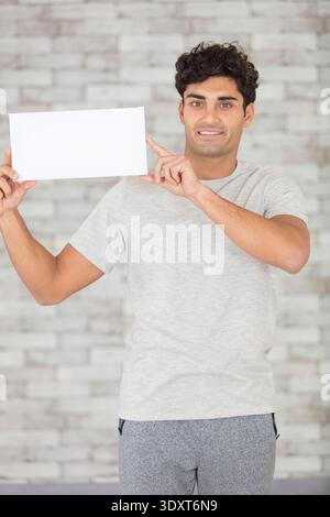 un uomo vestito in modo informale ha un segno rettangolare vuoto Foto Stock