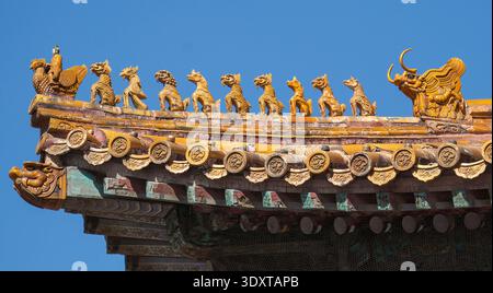Tradizionali animali cinesi del Roof Ridge e ornamenti nell'edificio della città Proibita di Pechino Foto Stock