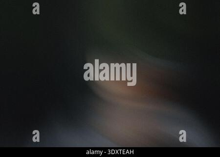 Un'immagine sfocata e scura con un volto indistinto con risoluzione molto bassa e scarsa qualità di acquisizione Foto Stock