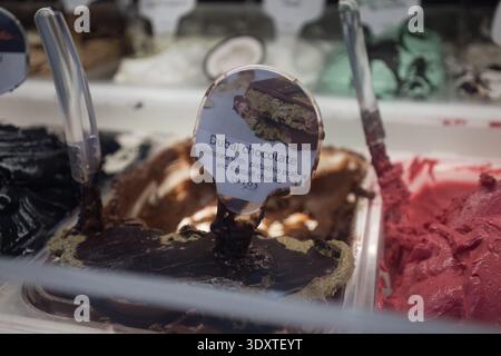 Santorini, Grecia - 8 ottobre 2025 - gelato al cioccolato di Dubai con pralina al pistacchio e pezzi di kantaifi in mostra in un negozio di dolci. Foto Stock