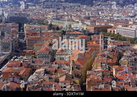Panorama aereo mozzafiato del quartiere storico della Vieux Nice con tetti in terracotta e stradine strette e tortuose Foto Stock