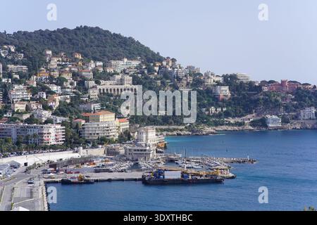 Vista panoramica della splendida baia di Villefranche-sur-Mer con acque turchesi, case colorate sulle colline, yacht di lusso e il vivace porto sottostante. Foto Stock
