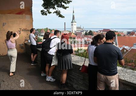 Tallinn, Estonia - 24 luglio 2024: Turisti nella città vecchia di Tallinn, Estonia. Foto Stock