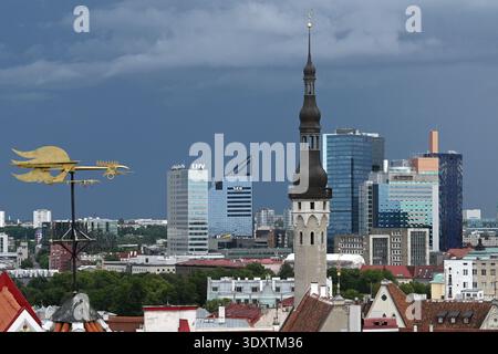 Tallinn, Estonia - 24 luglio 2024: Edifici medievali e moderni a Tallinn, Estonia. Foto Stock