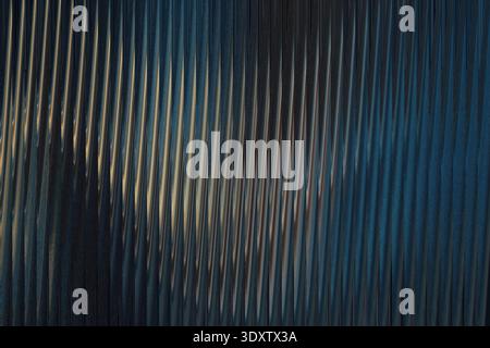 Immagine astratta con forme sfocate con una tavolozza di colori blu e giallo scuro e illuminazione soffusa Foto Stock