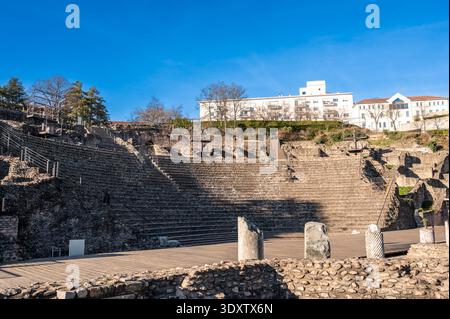 Lione, francia. 27 dicembre 2023. Rovine romane dell'antico teatro fourviere a lione, francia, con posti a sedere in pietra a gradoni sotto un cielo blu riflesso Foto Stock
