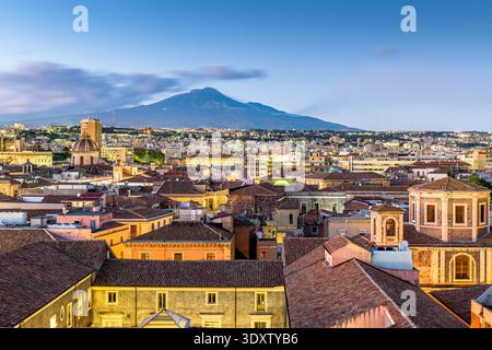 Catania, Sicilia, skyline Italia con il Monte Etna al tramonto. Foto Stock