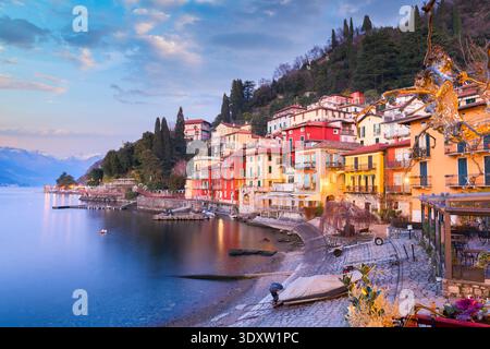Varenna, Italia sul lago di Como al crepuscolo. Foto Stock