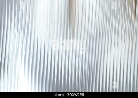 Immagine astratta sfocata con sfumature di bianco grigio e marrone chiaro che creano un effetto morbido e fluente Foto Stock