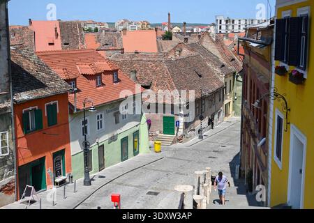 Sibiu, Romania - 12 giugno 2025: Centro storico di Sibiu in Transilvania, Romania. Foto Stock