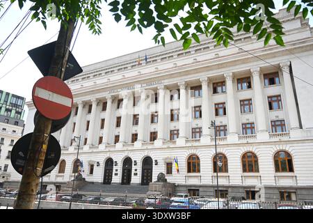 Bucarest, Romania - 13 giugno 2025: Sede centrale della Banca nazionale di Romania a Bucarest Foto Stock