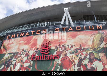 L'esterno dell'Emirates Stadium mostra il murale della squadra di calcio dell'Arsenal. Londra, Regno Unito, 18 agosto 2024 Foto Stock