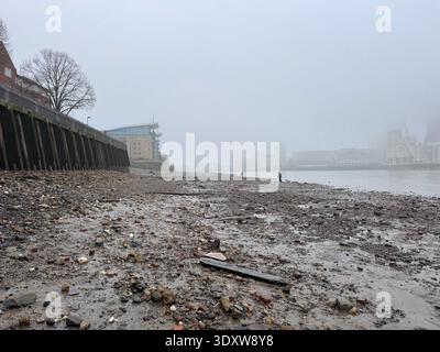 Mudlarkers sul litorale del Tamigi vicino a Surrey Quays a Londra, Regno Unito Foto Stock