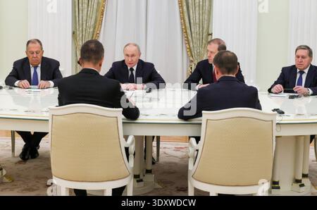 Mosca, Russia. 4 marzo 2026. Il presidente russo Vladimir Putin, centro, parla durante un incontro bilaterale con il ministro degli Esteri ungherese Peter Szijjarto, seconda sinistra, al Cremlino, 4 marzo 2026 a Mosca, Russia. Seduta da sinistra: Il ministro degli Esteri russo Sergey Lavrov, il ministro degli Esteri ungherese Peter Szijjarto, il presidente russo Putin, il primo vice primo ministro russo Denis Manturov e l'aiutante presidenziale Yury Ushakov.crediti: Mikhail Metzel/Cremlino Pool/Alamy Live News Foto Stock