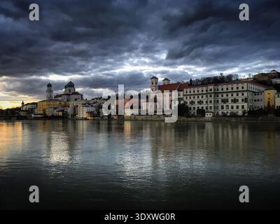 Vista della città di Passau sul fiume Inn durante il tramonto, Baviera, Germania, marzo 2019 Foto Stock