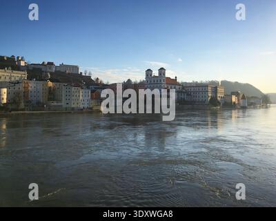 Vista della città vecchia di Passau riflessa nella locanda sul fiume in una mattinata di sole, Baviera, Germania, marzo 2019 Foto Stock