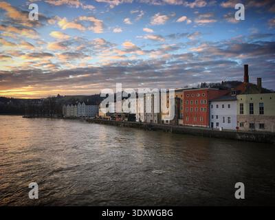 Tramonto sul fiume Donau e sulla città di Passau, Baviera, Germania, marzo 2019 Foto Stock