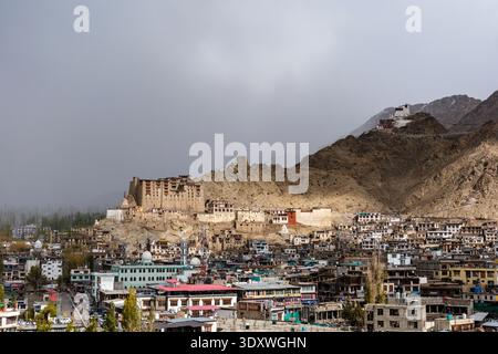 Vista dai tetti di Leh verso lo storico Palazzo Leh e il Monastero Namgyal Tsemo arroccato sulle creste in lontananza. Foto Stock