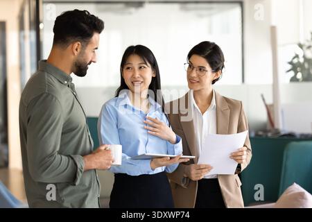 Team aziendale multietnico che ascolta l'idea di espressione dei colleghi Foto Stock