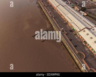 Immagine droni della strada di accesso principale che attraversa la zona industriale. Foto Stock
