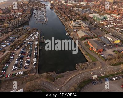 Vista aerea del molo di Brunswick a Liverpool che mostra l'acqua calma attraverso il bacino del molo con le banchine circostanti. Foto Stock