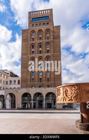 Veduta verticale del Torrione INA, progettato da Marcello Piacentini nel 1932, riconosciuto come il primo grattacielo in Italia e in Europa. La fotografia fea Foto Stock