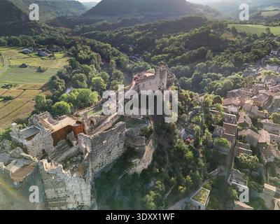 Castello e villaggio di penne in Francia, arroccato su una roccia Foto Stock